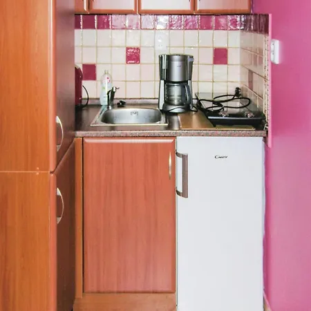 Three-bedroom Holiday In Nejdek